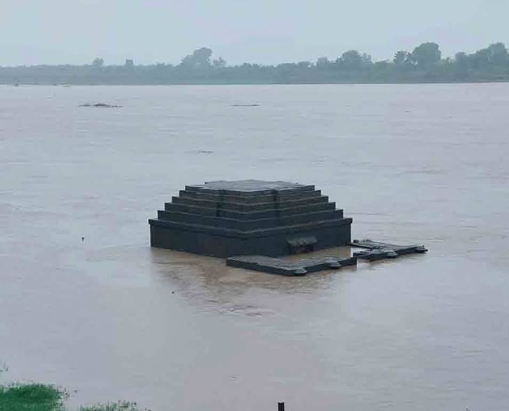 TG-Maharashtra Traffic Halted Amid Heavy Rains
