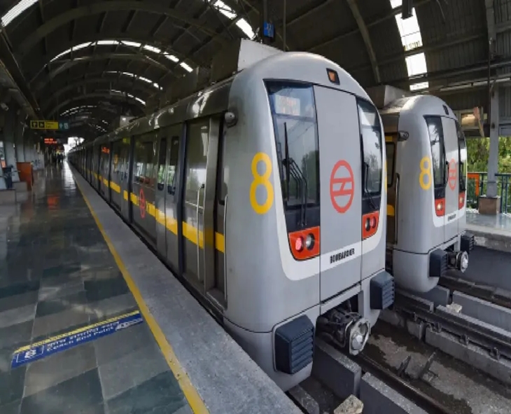 Delhi Metro Blue Line Faces Delay Due To Technical Glitch at Rajiv Chowk
