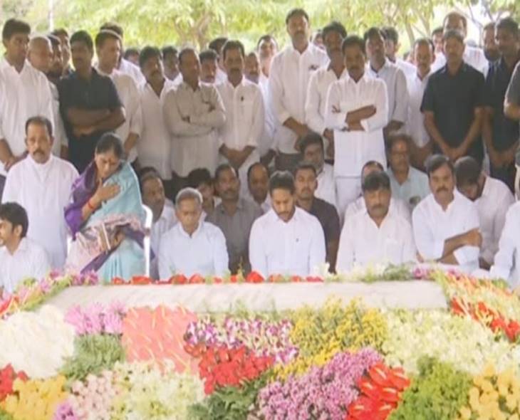 Jagan & His Mother Offer Prayers At YSR Ghat In Kadapa