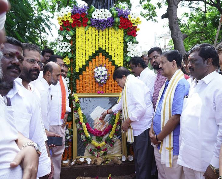 TG BJP Chief Pays Tribute To Dr. Sarvepalli At Tank Bund