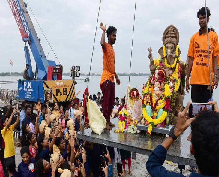 HYD Ganesh Immersions Proceed Smoothly Around Hussain Sagar