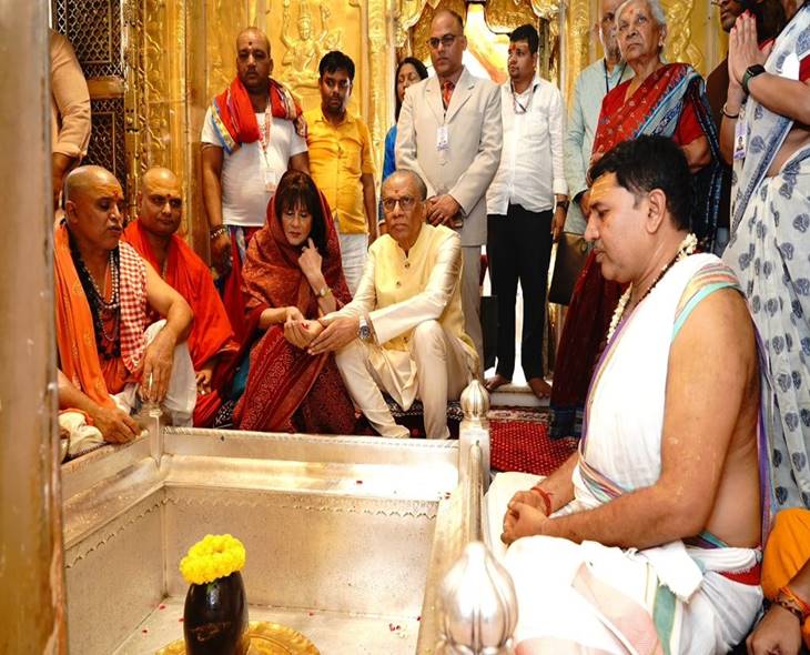 Mauritius PM Offers Prayers At Kashi Vishwanath Temple