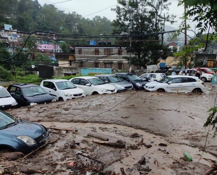 Landslides In Himachal Kill 3, Vehicles Buried