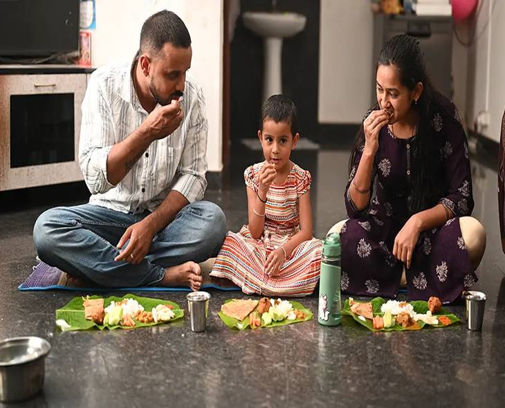 Sitting On Floor While Eating Boosts Digestion & Muscle