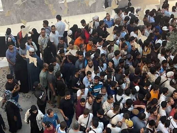 iPhone 17 Launch Chaos: Scuffle In Mumbai Store