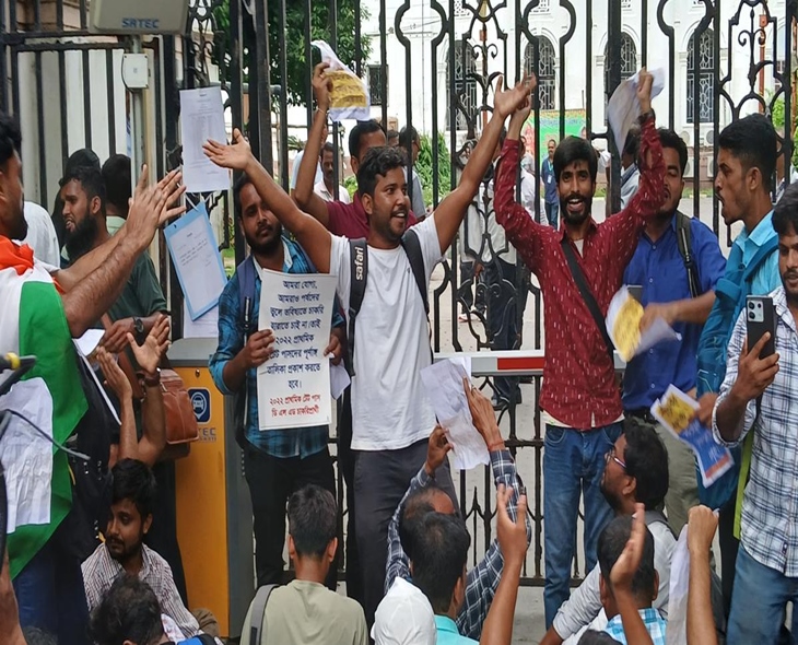 West Bengal TET Aspirants Block TMC Leaders’ Convoy