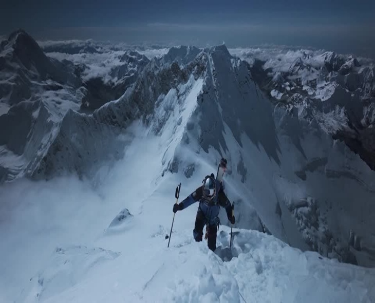 Poland’s Bargiel Skis Down Everest Without Oxygen