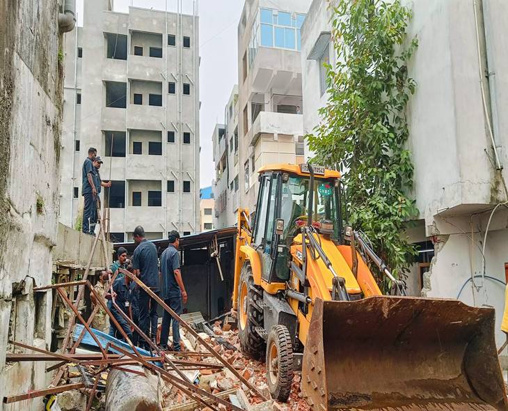 HYDRA Launches Fresh Demolition Drive In HYD’s Kondapur