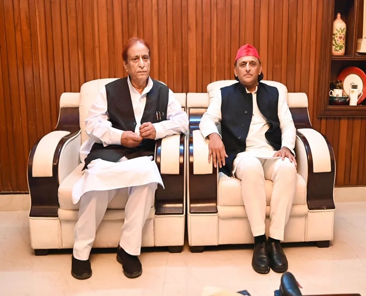Akhilesh Backs Azam Khan, Promises Case Withdrawal If SP Wins Polls