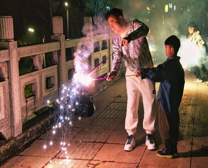Doctors Urge Eye Safety During Festive Fireworks