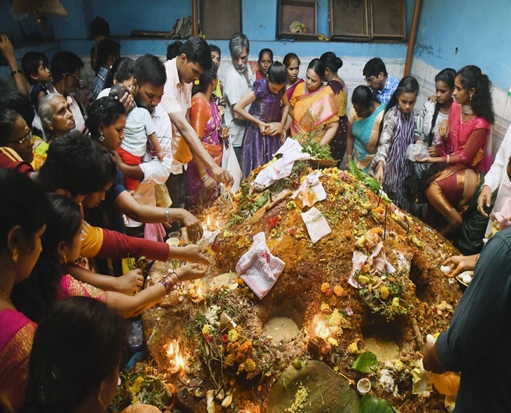 Devotees Celebrate Nagula Chavithi With Traditional Prayers