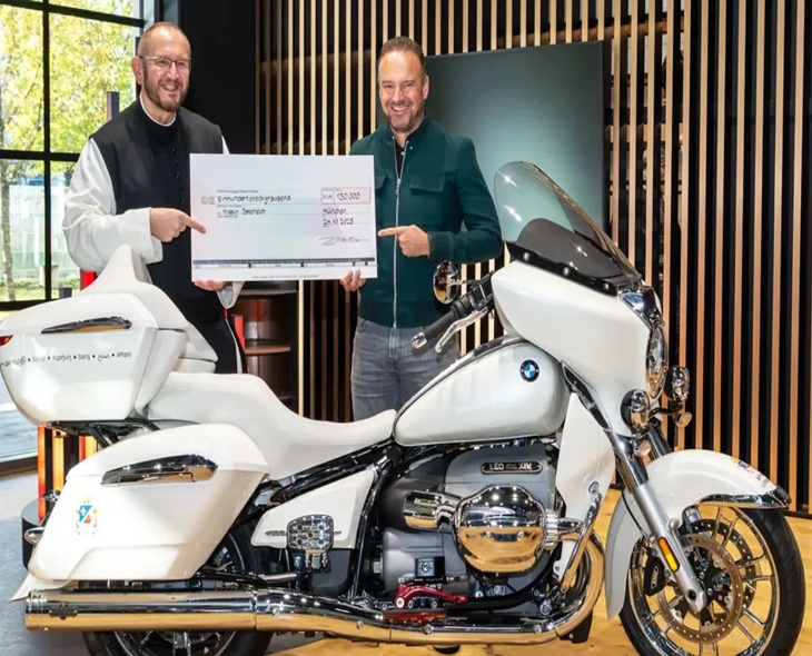 Pope-Signed BMW R18 Sells For €130K At Auction