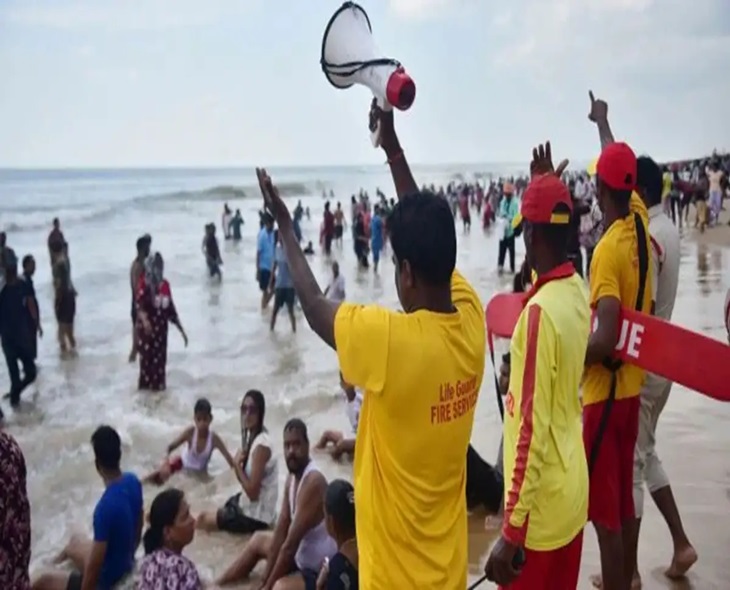 10th Warning Issued For Kakinada Port Amid ‘Cyclone Montha’
