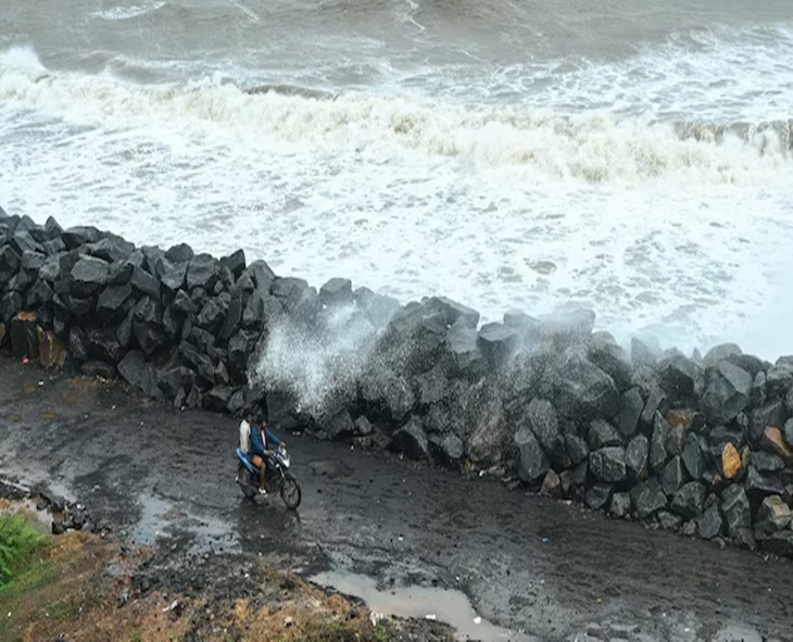 Cyclone Montha Makes Landfall: Andhra Enforces Curfew, Thousands Evacuated