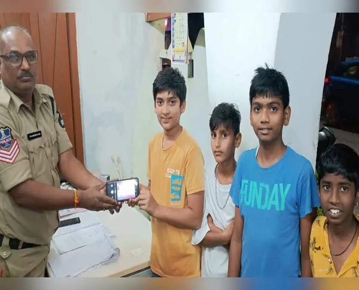 Young Boys Win Praise From Hyderabad Police For Returning Lost Phone
