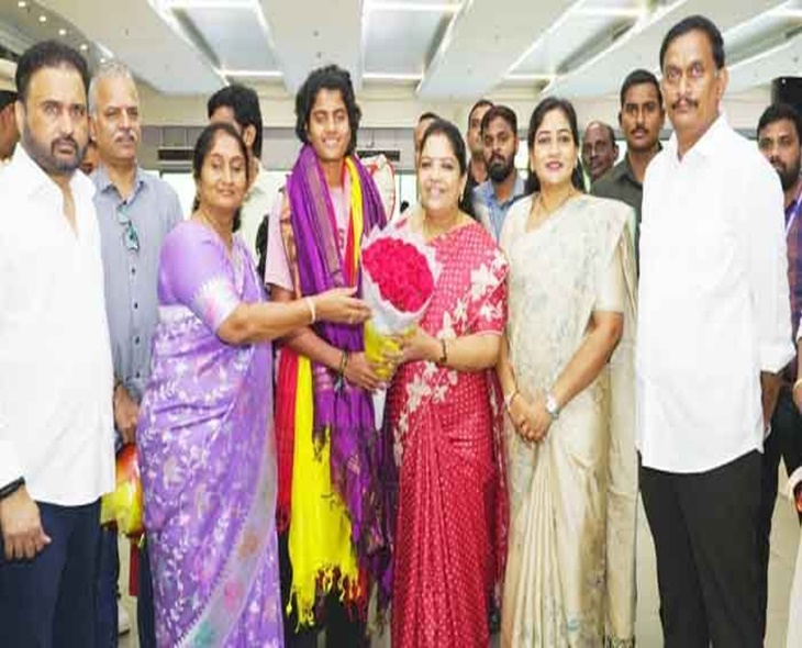 Sricharani Gets Grand Welcome At Gannavaram Airport