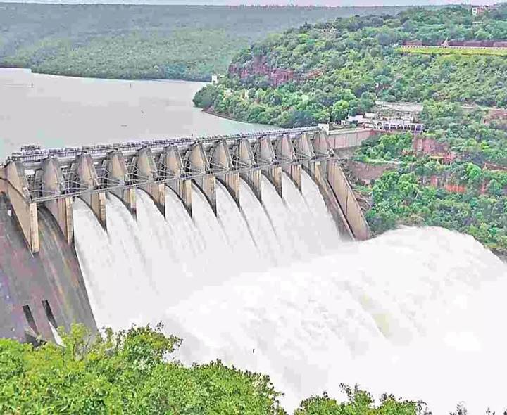 Alert! Flood Flow Continues At Srisailam Reservoir Alert! Flood Flow Continues At Srisailam Reservoir