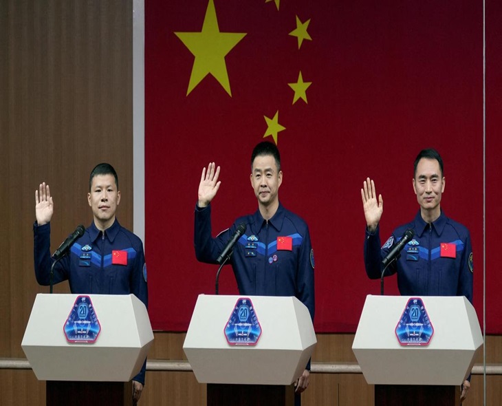 Chinese Astronauts Return After Debris-Hit Delay