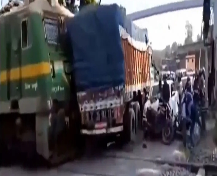 Jharkhand: Train Collides With Truck At Deoghar Crossing