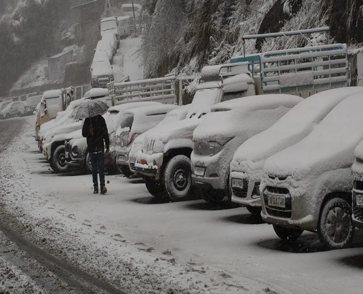 Heavy Snowfall Disrupts Life In J&K, NH-44 Closed, Flights Cancelled