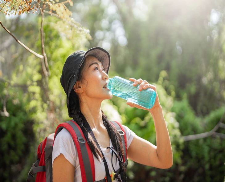 Sip Smart & Eat Light: 30-Minute Hydration Rule