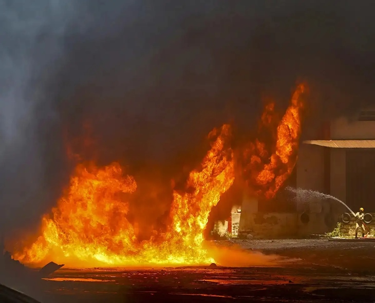 J&K: Fire Incident In Lal Chowk Ends Without Casualty