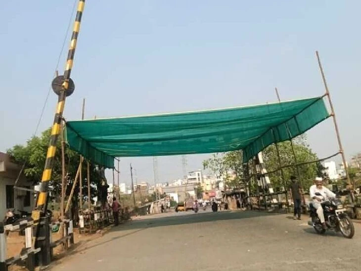 రైల్వే గేట్ల వద్ద గ్రీన్ మ్యాట్ పందిళ్లు