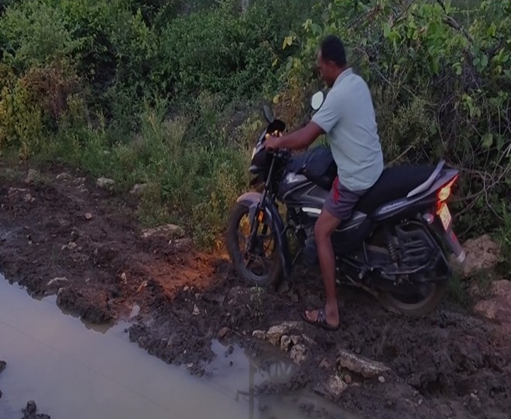 అధ్వానంగా రహదారి.. ప్రయాణం నరకప్రాయం