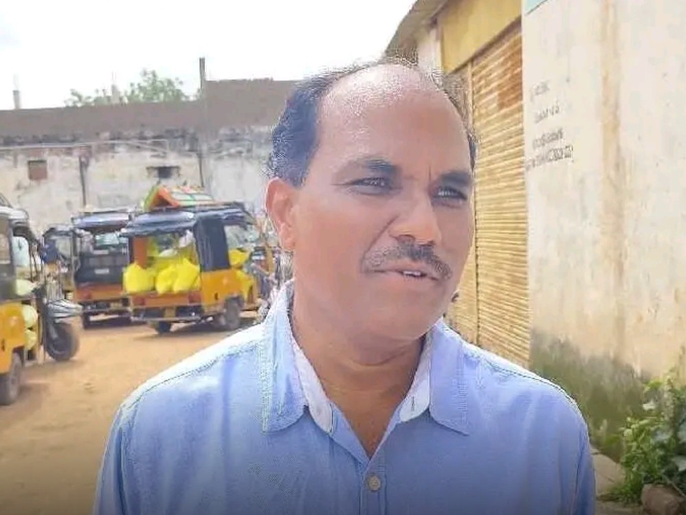 రైతులకు 1100 బస్తాల యూరియా పంపిణీ