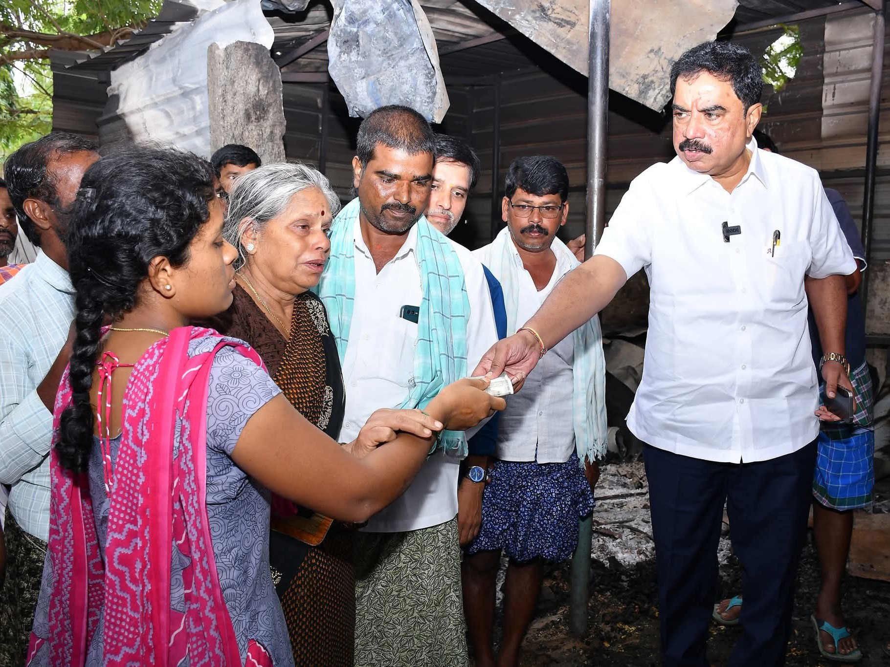 గ్యాస్ సిలిండర్ పేలి బంకు దగ్ధం
