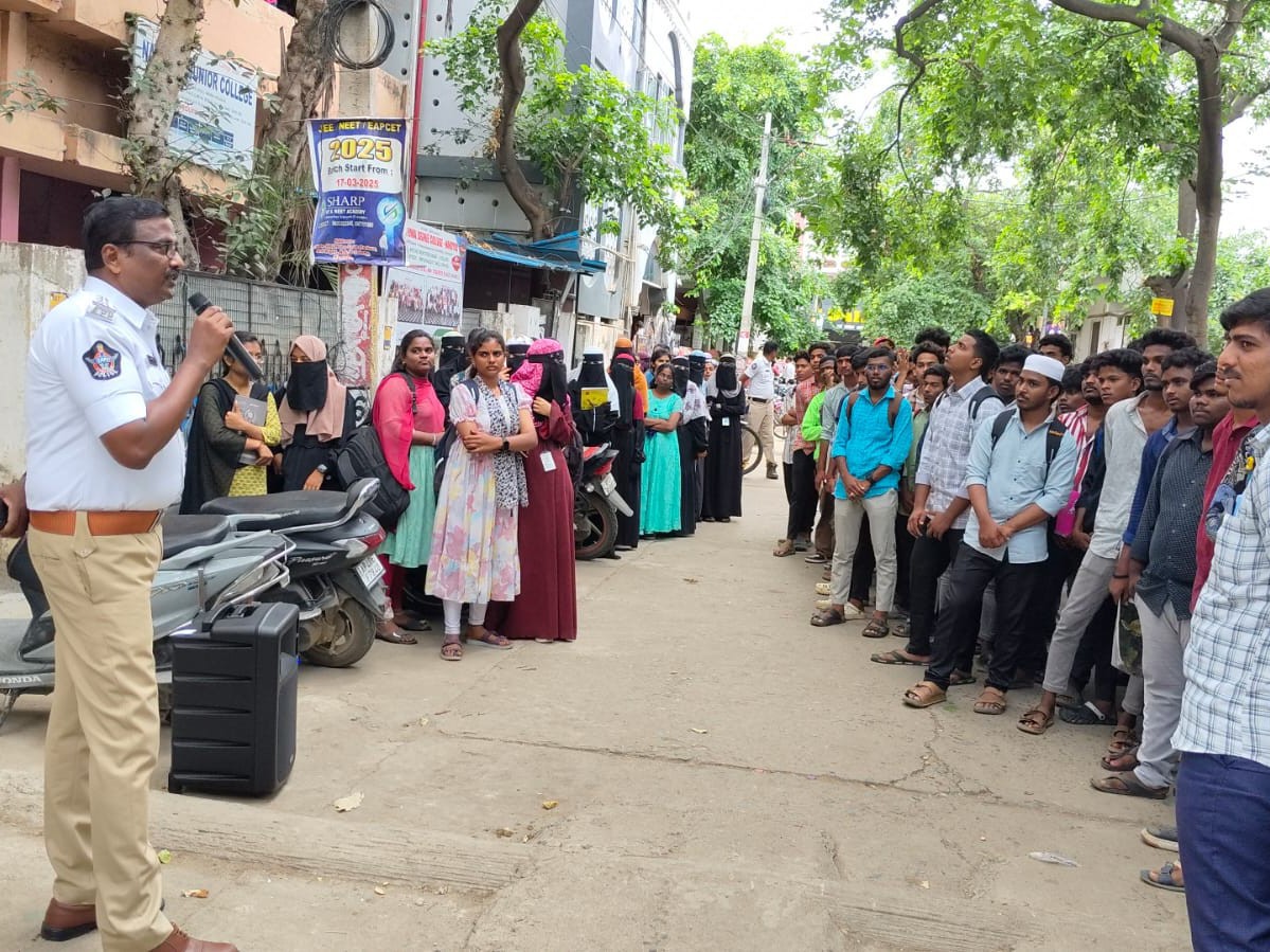 విద్యార్థులకు ట్రాఫిక్ నిభందనలపై అవగాహన