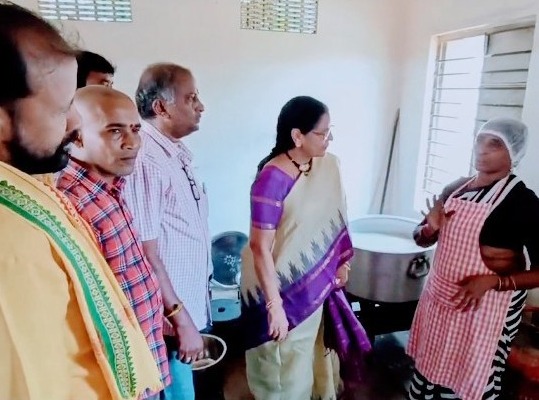మధ్యాహ్న భోజన పథకం పరిశీలించిన మాజీ ఎంపీ