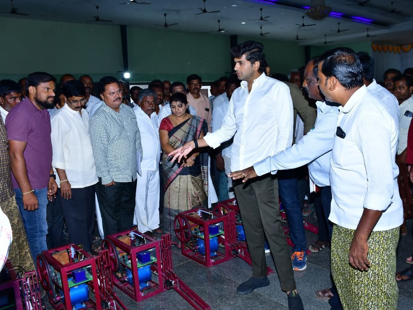 పెద్దవడుగూరులో నేతన్నలకు పనిముట్ల పంపిణీ