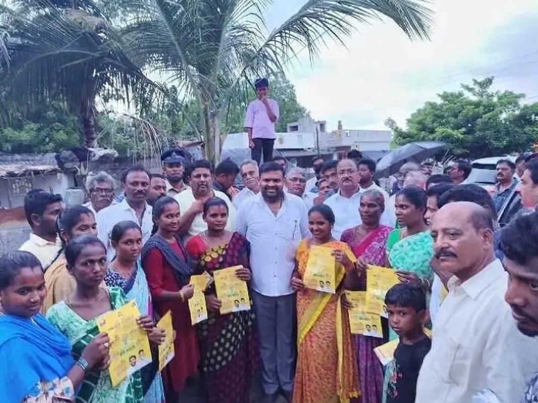 సంక్షేమ పథకాల కరపత్రాలు పంచిన ఎమ్మెల్యే