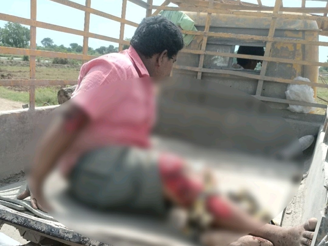 ఆటో బోల్తా.. వ్యక్తికి కాలు ఫ్రాక్చర్