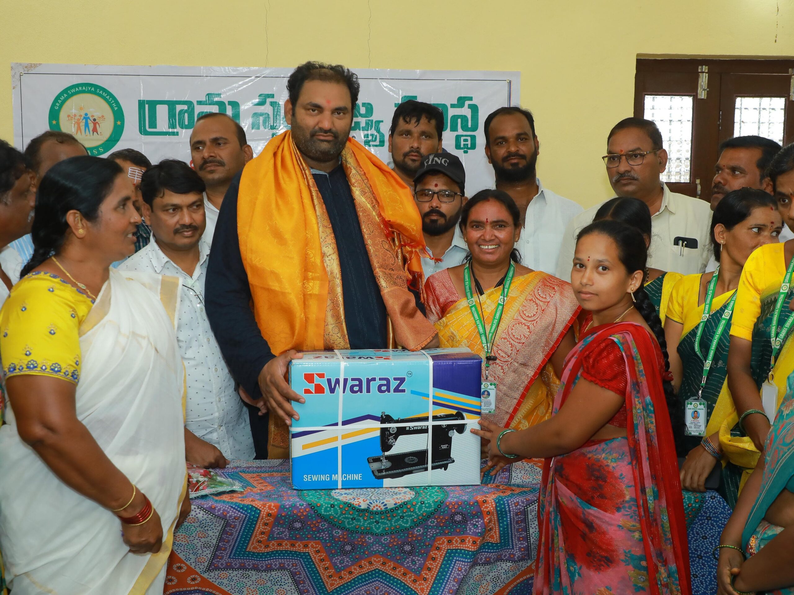 మహిళలకు కుట్టు మిషన్లు పంపిణీ చేసిన ఎమ్మెల్యే