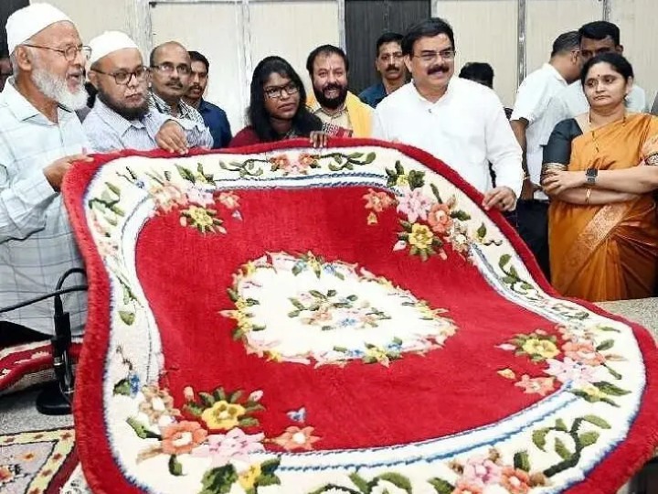 తివాచీ కార్మికుల సమస్యలను పరిష్కరిస్తాం: మంత్రి