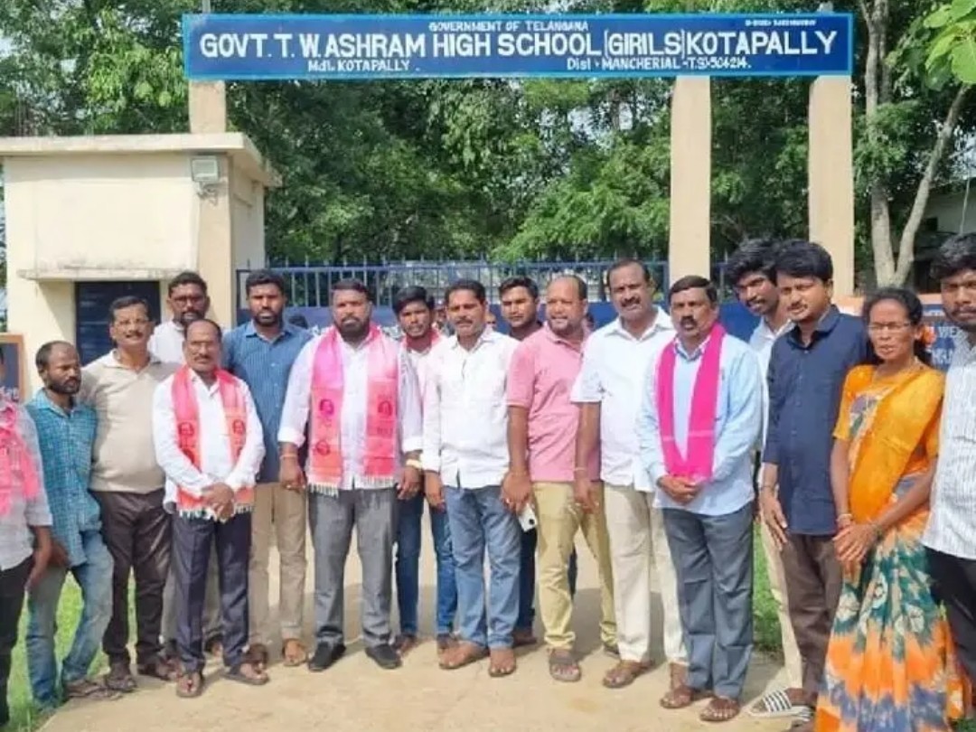 పాఠశాల ఎదుట బీఆర్ఎస్ నాయకుల ఆందోళన