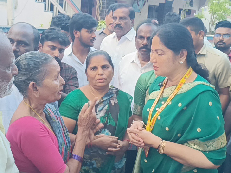 సమస్యలను అడిగి తెలుసుకున్న ఎమ్మెల్యే