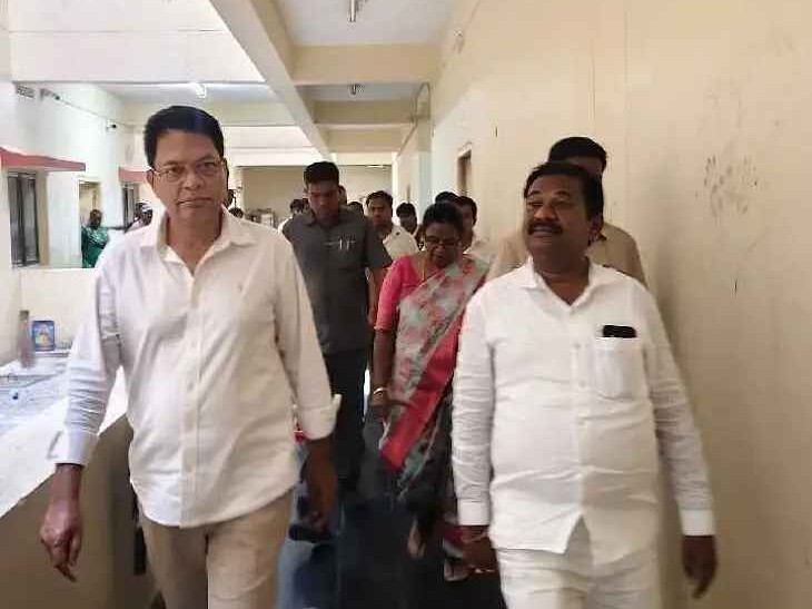 గురుకుల హాస్టల్‌ను పరిశీలించిన మంత్రి డోలా