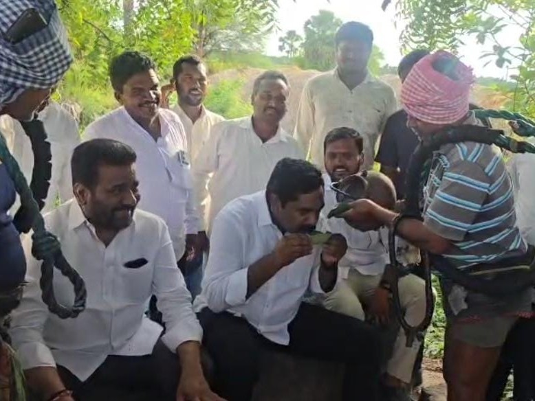 ఆకుపట్టి.. కల్లు తాగిన ఎమ్మెల్యే