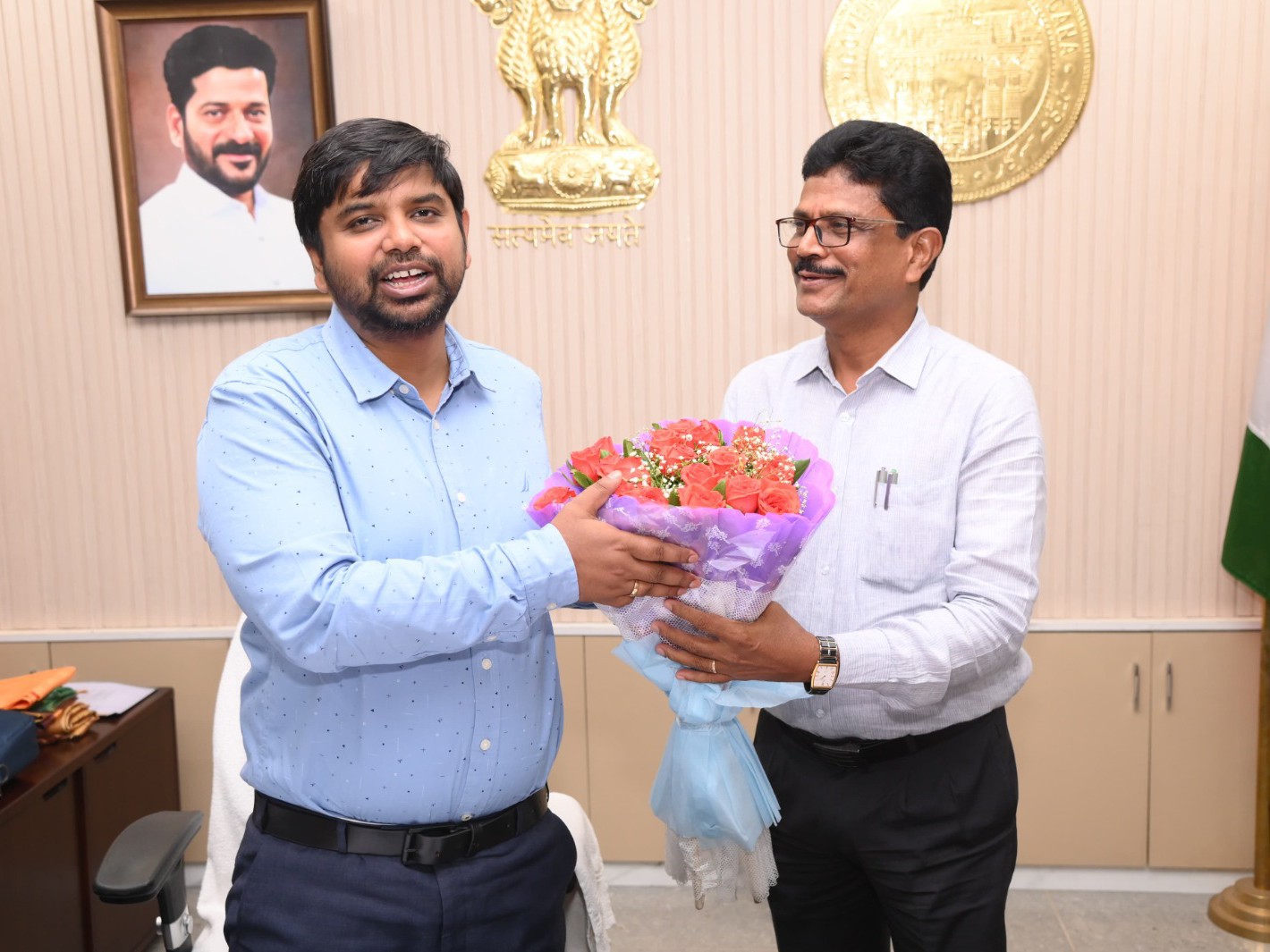 జిల్లా కలెక్టర్‌ను కలిసిన అదనపు కలెక్టర్