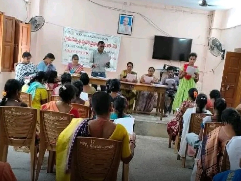‘అర్హత గల సంఘాలకు రుణాలు అందించండి’