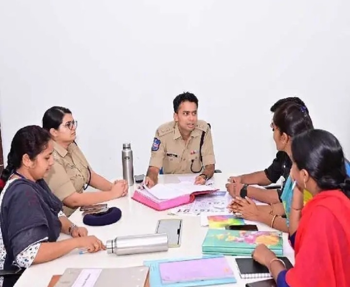 సఖీ కేంద్రాన్ని సందర్శించిన: ఎస్పీ