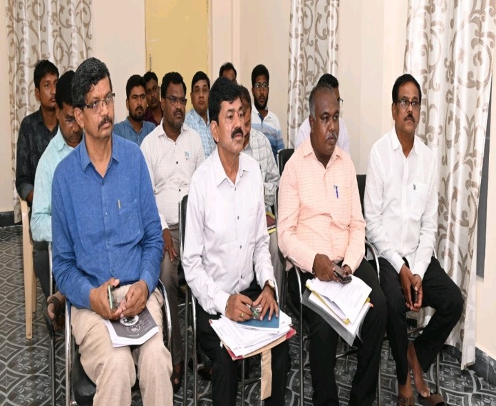 ఇందిరమ్మ ఇళ్లలో అన్ని వసతులు కల్పించాలి: కలెక్టర్