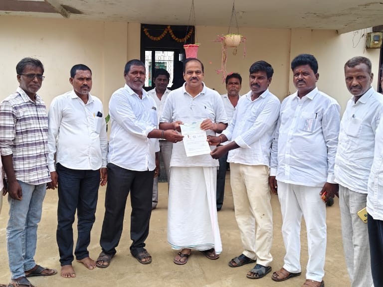 సీఎంఆర్ఎఫ్ చెక్కు అందజేసిన మాజీ ఎమ్మెల్యే
