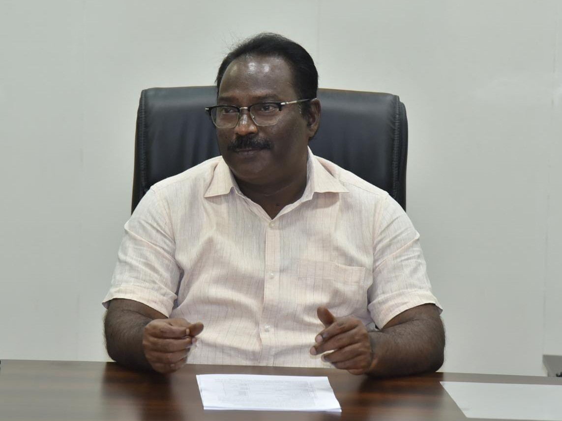 ‘జిల్లాలో శతశాతం అక్షరాస్యతను సాధించాలి’