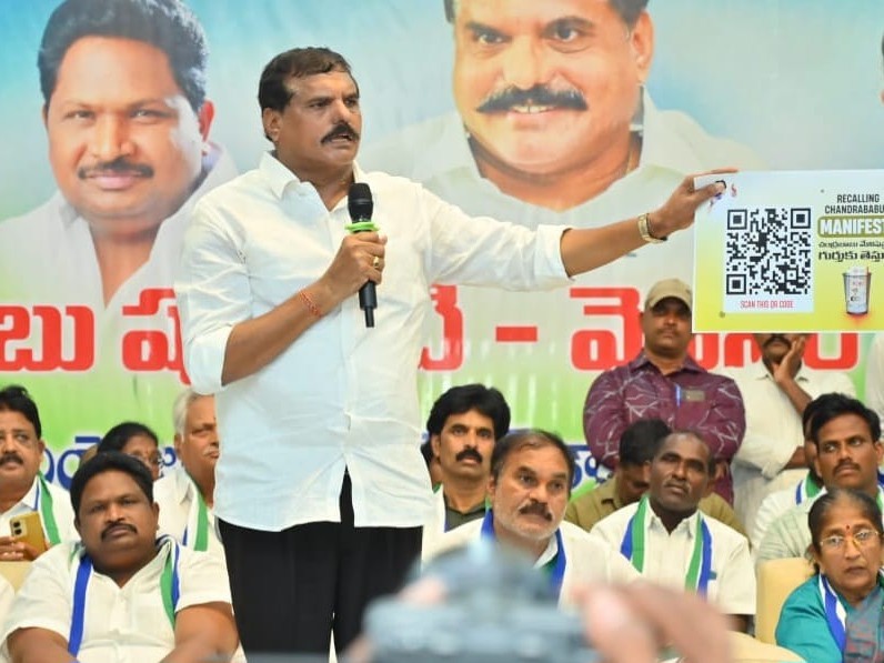 అసంబద్ధ హామీలతో అందలం: బొత్స