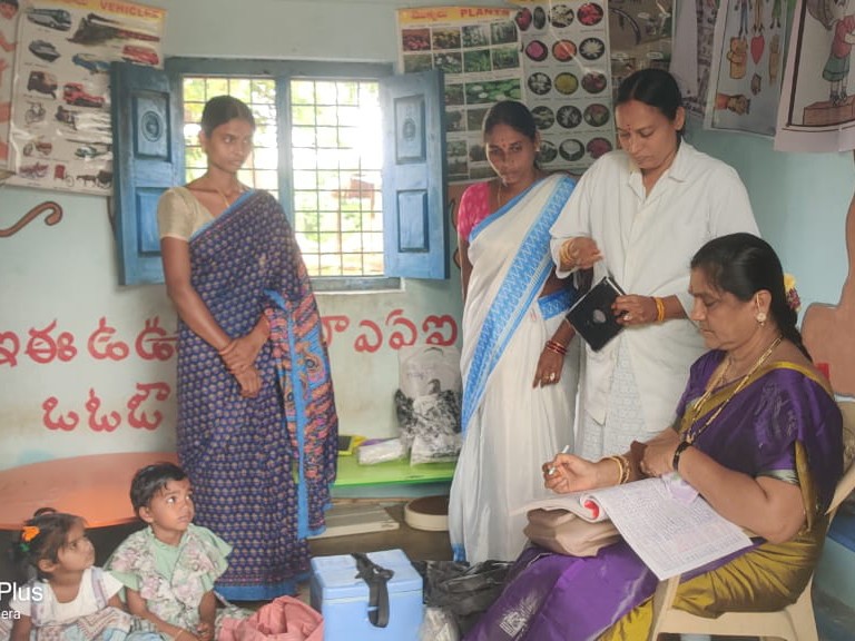 వ్యాధి నిరోధక టీకాల ప్రక్రియను పరిశీలించిన హెల్త్ సూపర్వైజర్