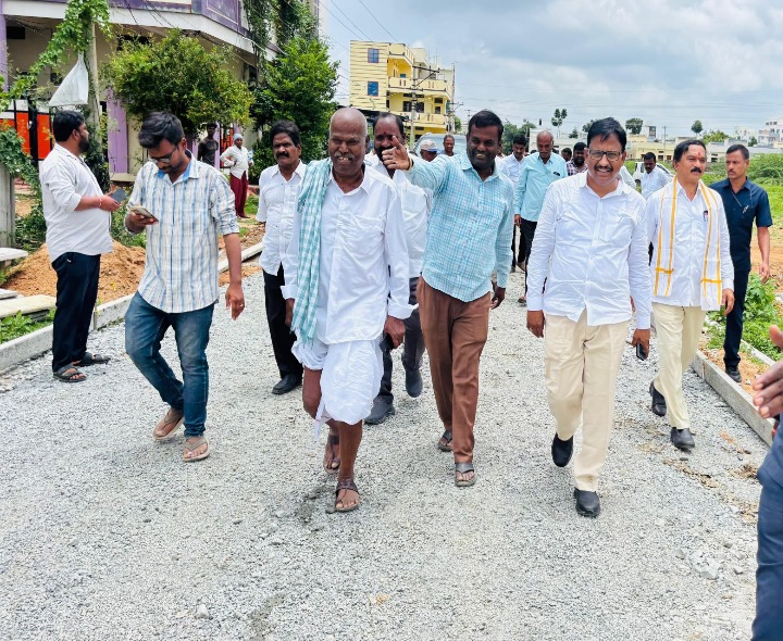 సీసీ రోడ్డు నిర్మాణ పనులను పరిశీలించిన ఎమ్మెల్యే